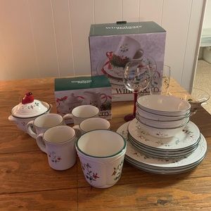 Pfaltzgraff Winterberry assorted dishes